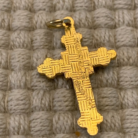 Vintage crucifix pendant or charm - Picture 3 of 5